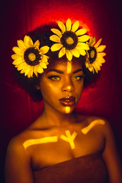 女人头黄色的向日葵
